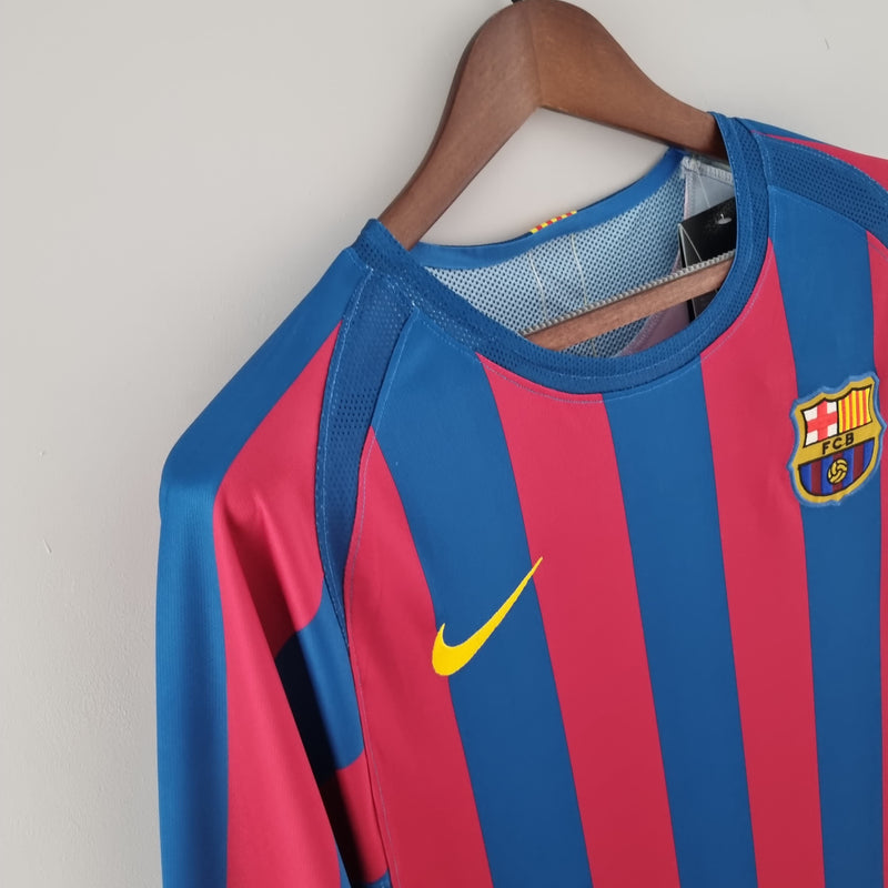 CAMISA RETRÔ DO BARCELONA 05/06 RONALDINHO